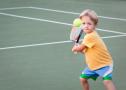 Хлопчик грає в теніс